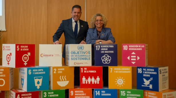 Clara Arpa y Gerardo Cueva posan con los ODS (CÁMARA GRANADA) Clara Arpa y Gerardo Cueva posan con los ODS (CÁMARA GRANADA)