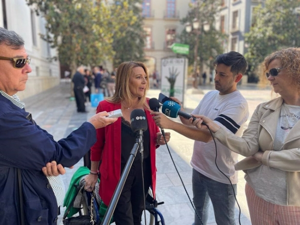 Concha Insúa, de CS, atiende a los medios (CS)