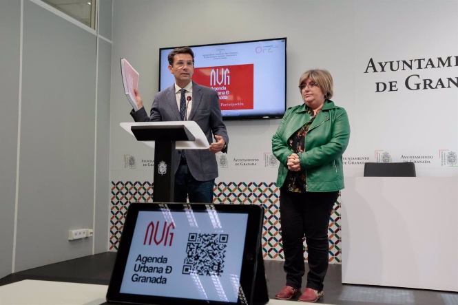 El alcalde de Granada, Francisco Cuenca, y la concejal Ana Muñoz, en imagen de archivo (AYUNTAMIENTO DE GRANADA)