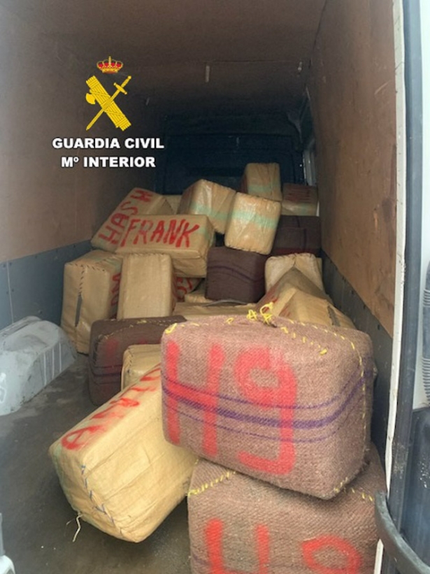 Fardos de hachís intervenidos por la Guardia Civil. (GUARDIA CIVIL)