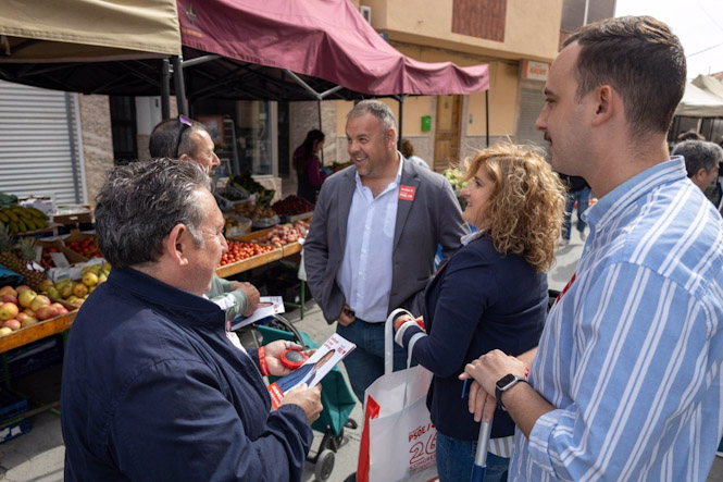 Reparto de material informativo del PSOE en Huéscar (PSOE)