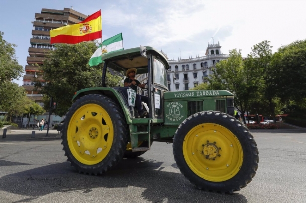 Los regantes durante la tractorada para reclamar la autorización del riego con aguas regeneradas (ÁLEX CÁMARA / EUROPA PRESS)
