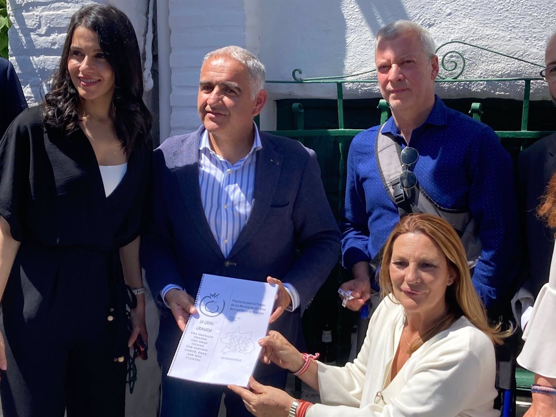 La portavoz de Ciudadanos en el Congreso de los Diputados, Inés Arrimadas, la candidata a la alcaldía de Granada, Concha Insúa, y miembros de la Plataforma de la Gran Granada (CS)