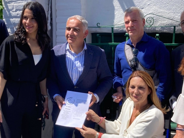 La portavoz de Ciudadanos en el Congreso de los Diputados, Inés Arrimadas, la candidata a la alcaldía de Granada, Concha Insúa, y miembros de la Plataforma de la Gran Granada (CS)