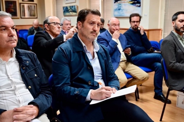 El número dos de la candidatura de Ciudadanos para el Ayuntamiento de Granada, Javi Sierra, asiste a un debate sobre el futuro del turismo (CIUDADANOS)