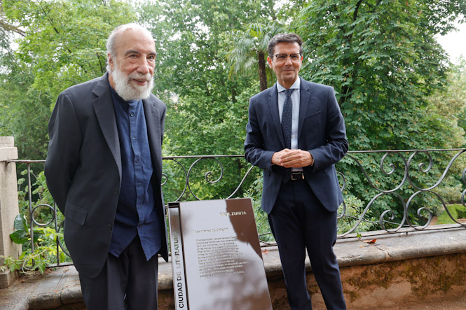 Francisco Cuenca junto a Raúl Zurita (JAVIER ALGARRA/ AYUNTAMIENTO)