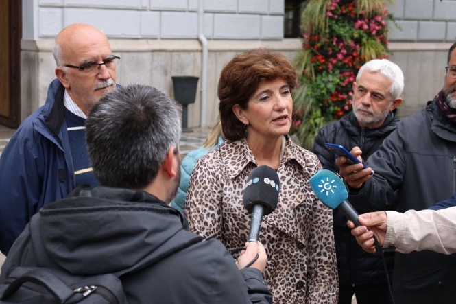 Elisa Cabrerizo atiende a los medios a las puertas del Ayuntamiento de Granada (AYUNTAMIENTO) 