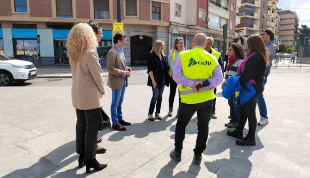 Marifrán Carazo, en el centro en la imagen, antes de una comparecencia informativa junto a la estación de trenes de Andaluces (EUROPA PRESS)