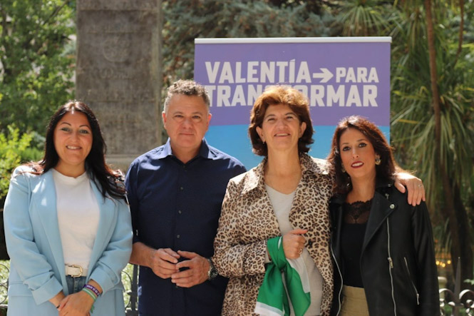 Acto de Elisa Cabreriza, segunda por la derecha en la imagen, con dirigentes de Podemos en la Plaza Mariana Pineda (PODEMOS-AV)
