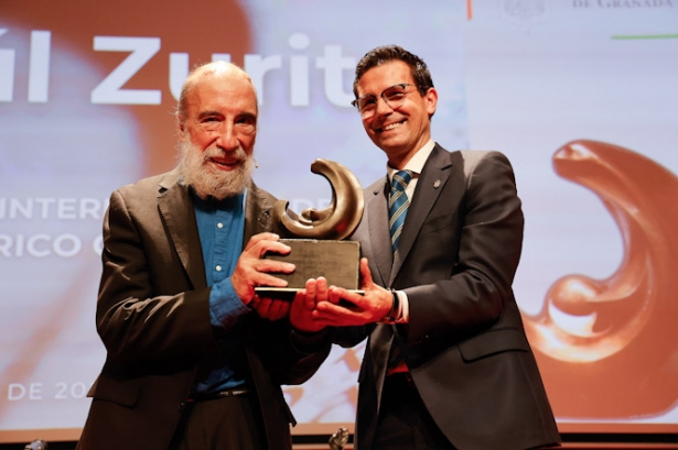 Francisco Cuenca entrega el premio Lorca a Raúl Zurita (JAVIER ALGARRA/ AYUNTAMIENTO)