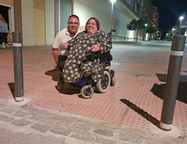 Ruiz Joya y la candidata nº18 del PP, Mariló Callejón en un rebaje junto a un paso de peatones (PP)