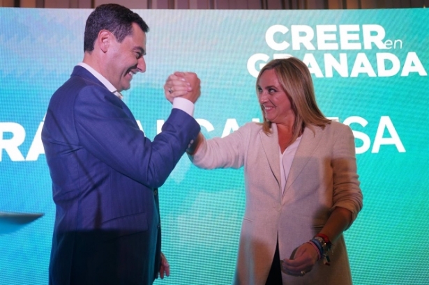 El presidente de la Junta de Andalucía y del PP-A, Juanma Moreno, y la candidata a la Alcaldía, Marifrán Carazo, este viernes en Granada. (PP-A)