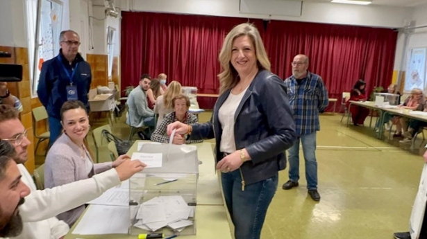 La candidata de Vox a la Alcaldía de Granada, Beatriz Sánchez Agustino, ha votado en el CEIP Andrés Segovia (VOX)
