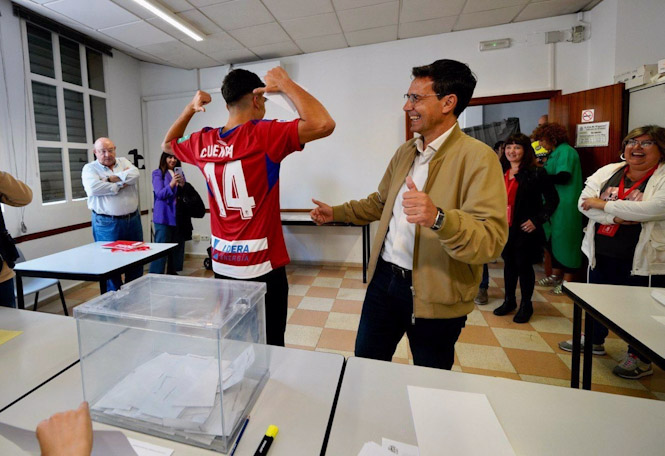 El Alcalde De Granada Y Candidato Del PSOE A La Reelección, Francisco Cuenca, Junto A Un Aficionado Tras Votar En El Centro De Participación Activa Para Mayores Fígares (PSOE)