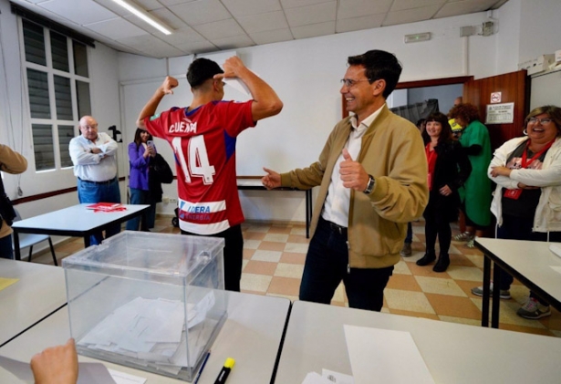 El Alcalde De Granada Y Candidato Del PSOE A La Reelección, Francisco Cuenca, Junto A Un Aficionado Tras Votar En El Centro De Participación Activa Para Mayores Fígares (PSOE)