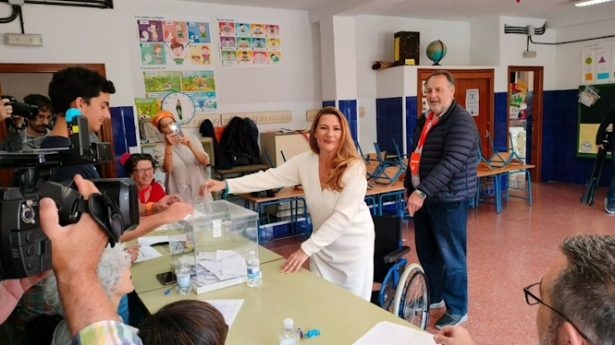 La candidata de Ciudadanos (CS) a la Alcaldía de Granada, Concha Insúa, votando este domingo. (CIUDADANOS)