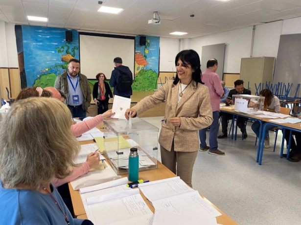 La subdelegada, Inmaculada López Calahorro, ejerciendo su derecho al voto en el CEIP Inmaculada del Triunfo en, Granada. (SUBDELEGACIÓN DEL GOBIERNO EN GRANADA) La subdelegada, Inmaculada López Calahorro, ejerciendo su derecho al voto en el CEIP Inmaculada del Triunfo en, Granada. (SUBDELEGACIÓN DEL GOBIERNO EN GRANADA)