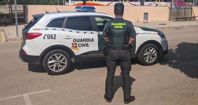 Un agente de la Guardia Civil, de espaldas, junto a un vehículo (GUARDIA CIVIL)
