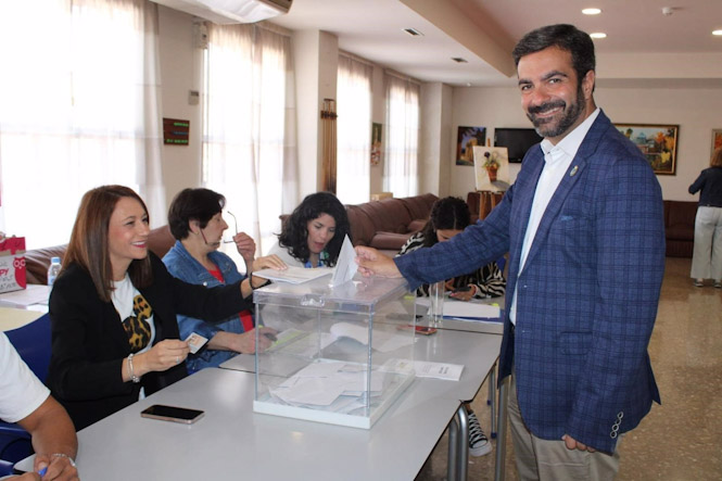 Joaquín Camacho ejerce su derecho al voto este pasado domingo en Loja (PP)