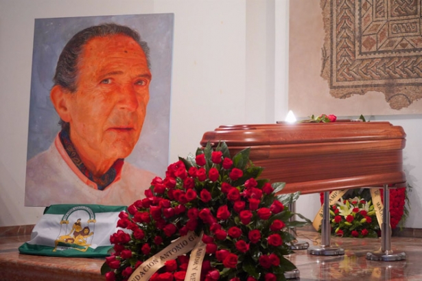 Detalle del ataúd durante la capilla ardiente del escritor Antonio Gala en la Fundación Antonio Gala (FRANCISCO J. OLMO - EUROPA PRESS)