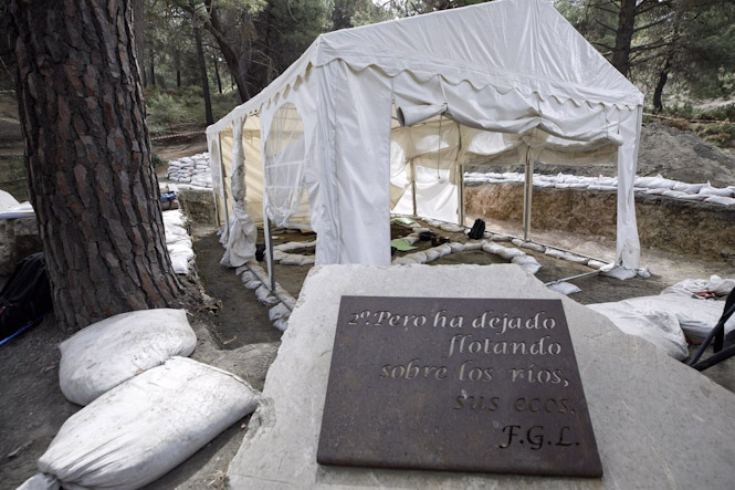 Carpa que cubre los trabajos para las exhumaciones en el barranco de Víznar (ÁLEX CÁMARA - EUROPA PRESS)