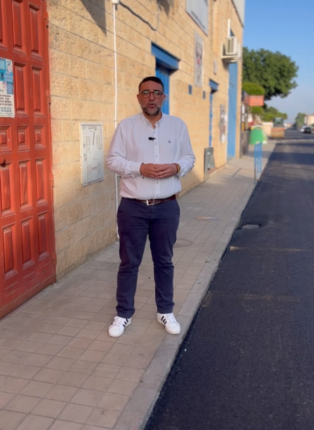 El alcalde en funciones de Vegas en el Vial de Belicena que se está asfaltando (AYTO. VEGAS DEL GENIL)