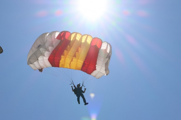 Primera mujer en salto paracaidista (JOSÉ ANDRÉS FERNÁNDEZ)