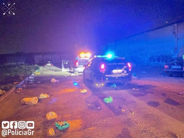 La Policía Local de Granada, en el momento de desalojar una botellona con cerca de 300 personas en las inmediaciones del barrio de Bobadilla (POLICIA LOCAL DE GRANADA) La Policía Local de Granada, en el momento de desalojar una botellona con cerca de 300 personas en las inmediaciones del barrio de Bobadilla (POLICIA LOCAL DE GRANADA)