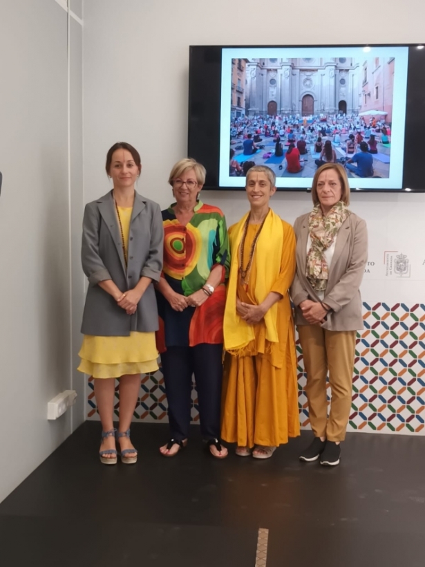 Presentación de las actividades por el día del yoga (AYTO. GRANADA)