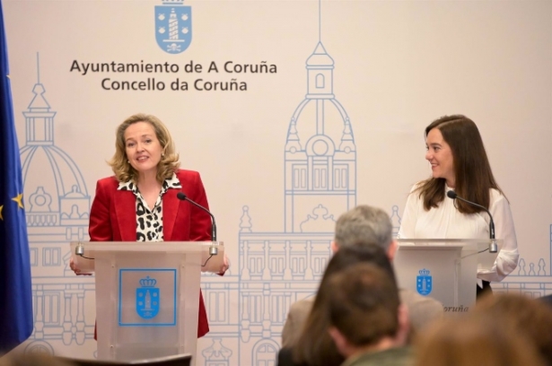 La vicepresidenta primera y ministra de Asuntos Económicos y Transformación Digital, Nadia Calviño (i) y la alcaldesa de A Coruña, Inés Rey (d) (M DILAN / EUROPA PRESS) 