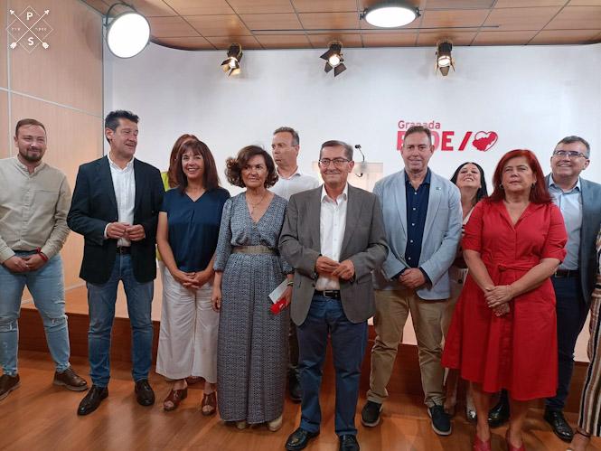 Los cabezas de lista al Congreso y al Senado por el PSOE de Granada, Carmen Calvo y José Entrena, junto al resto de miembros de ambas candidaturas, en la sede del PSOE. (EUROPA PRESS)