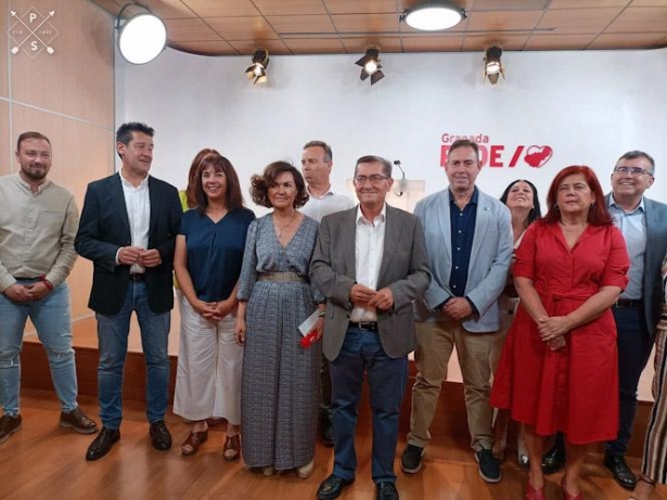 Los cabezas de lista al Congreso y al Senado por el PSOE de Granada, Carmen Calvo y José Entrena, junto al resto de miembros de ambas candidaturas, en la sede del PSOE. (EUROPA PRESS)