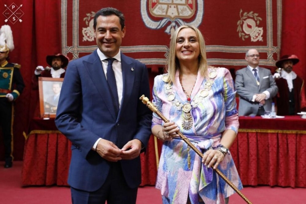 Marífrán Carazo con la l bastón de mando junto a Juanma Moreno (PP)