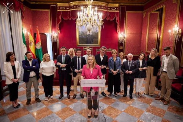 Marífrán Carazo con su equipo (AYTO. GRANADA)