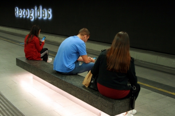 Usuarios en la parada del metro (JUNTA)