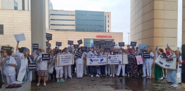 Trabajadores del Clínico de Granada se concentran por mejoras en las Urgencias (CCOO)