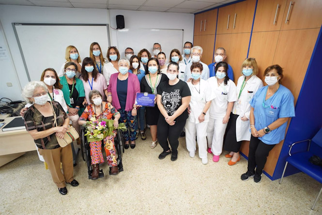 Profesionales y pacientes tras la reunión. (JUNTA DE ANDALUCÍA)