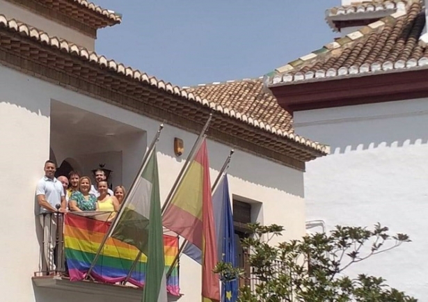 Bandera LGTBI colgada en el Ayuntamiento de La Zubia (AYUNTAMIENTO DE LA ZUBIA)
