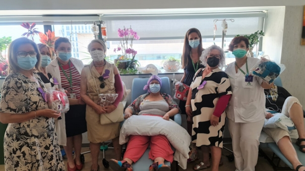 Entrega de los turbantes solidarios (HUSC)