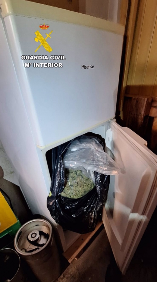 Droga en el frigorífico de un bar (GUARDIA CIVIL) Droga en el frigorífico de un bar (GUARDIA CIVIL)