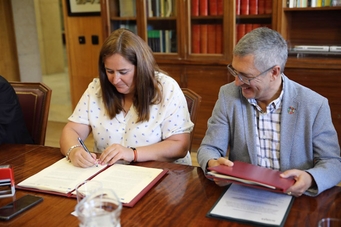 La presidenta de la Mancomunidad de la Costa Tropical, María José Sánchez, firma el convenio para el desglosado nueve de Rules en presencia de Hugo Morán (MITECO)