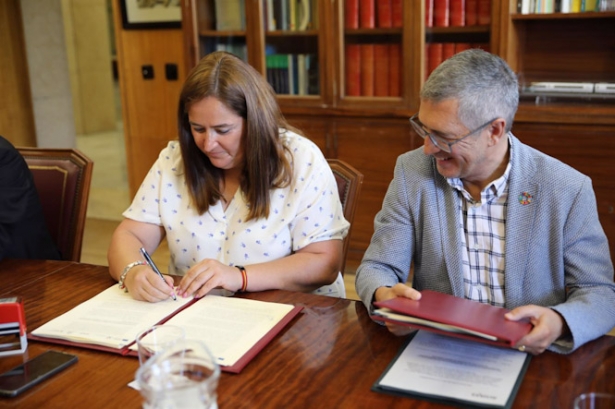 La presidenta de la Mancomunidad de la Costa Tropical, María José Sánchez, firma el convenio para el desglosado nueve de Rules en presencia de Hugo Morán (MITECO)