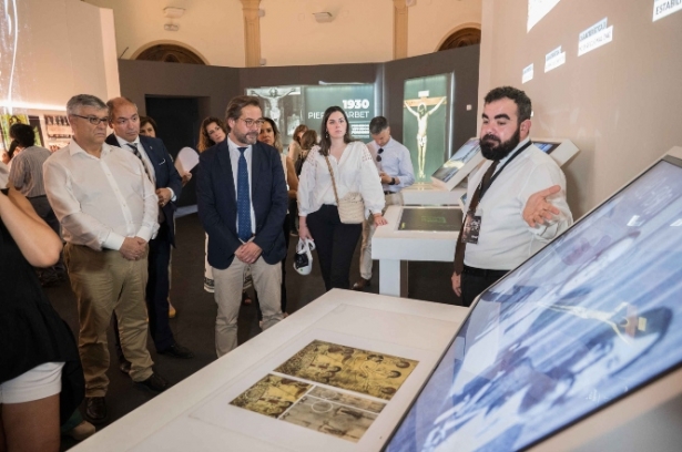Imagen de la visita a la exposición (JUNTA) 