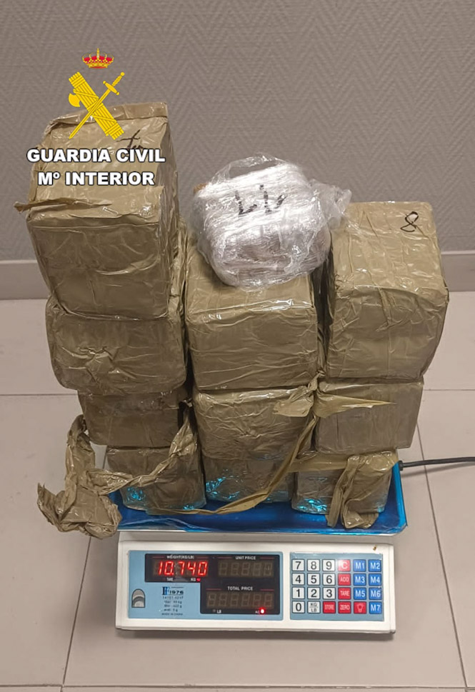 Hachís intervenido por la Guardia Civil. (GUARDIA CIVIL)
