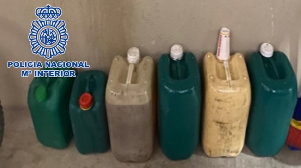 Bidones de gasoil robado (POLICÍA NACIONAL) Bidones de gasoil robado (POLICÍA NACIONAL)