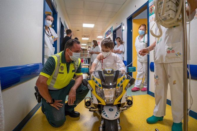 Menores hospitalizados reciben una moto de la Guardia Civil para recorrer los pasillos de Pediatría (JUNTA DE ANDALUCÍA)