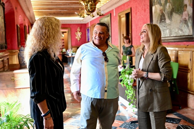 Imagen de la reunión con los comerciantes (AYUNTAMIENTO DE GRANADA)