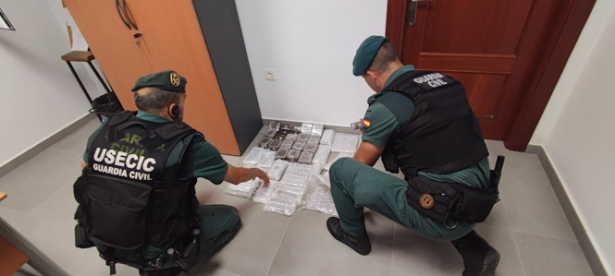 Los agentes junto a la droga. (GUARDIA CIVIL) Los agentes junto a la droga. (GUARDIA CIVIL)