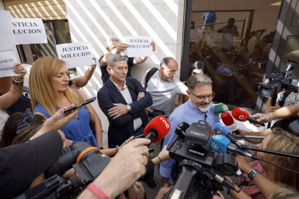 La exalcaldesa de Maracena, Berta Linares, y el concejal Antonio García, atienden a los medios a la llegada a los juzgados (ÁLEX CÁMARA - EUROPA PRESS)