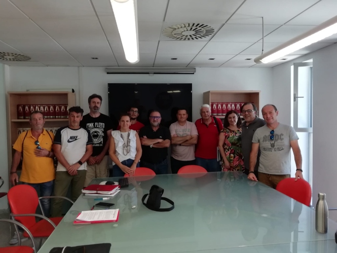 Foto de familia tras la firma del convenio (UGT)